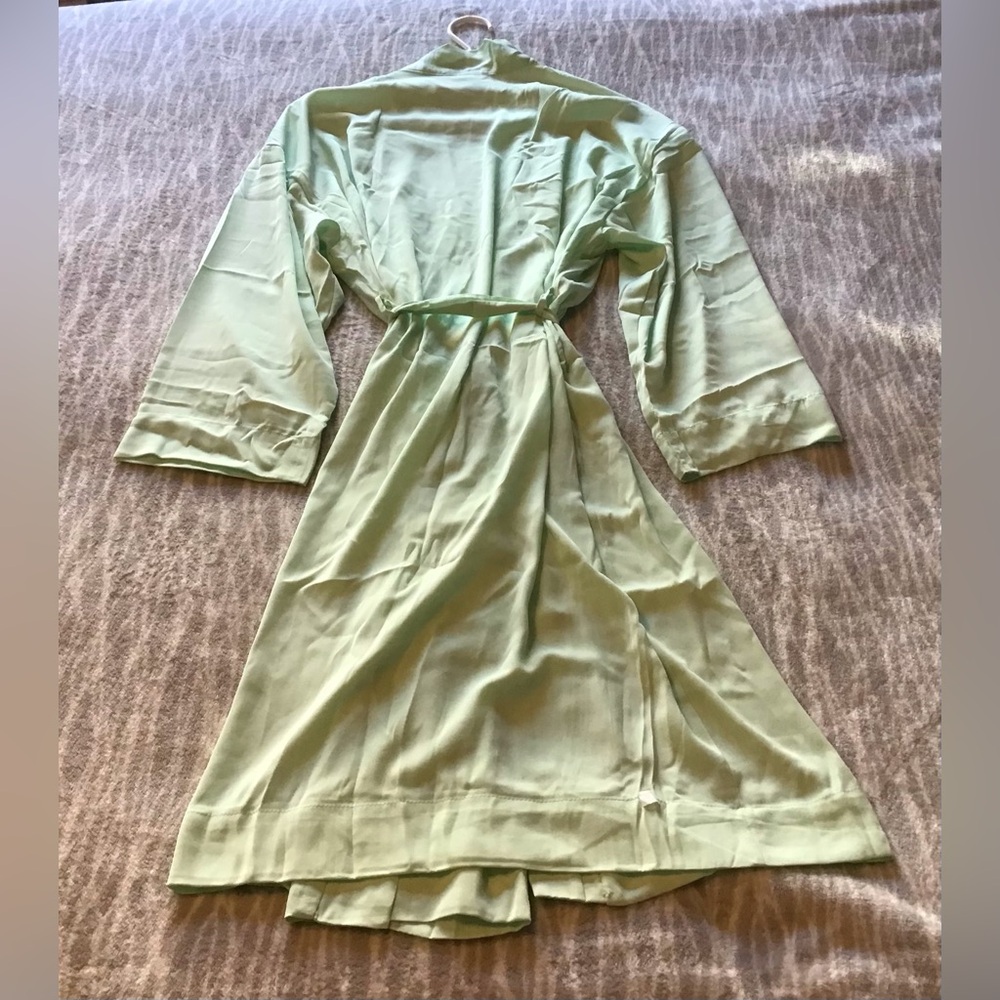 ✨✨ Silky Mint Green Robe ✨✨ - Picture 2 of 3
